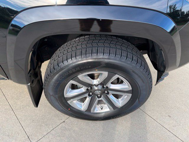 Used 2017 Toyota Tacoma Limited w/ Tow Package AWD/4WD image 9