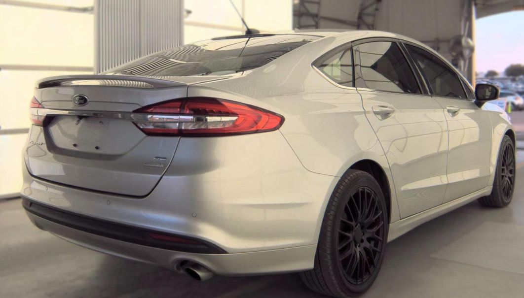 Used 2018 Ford Fusion SE w/ Equipment Group 201A FWD image 3