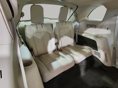 Used 2013 Lincoln MKT FWD image 12