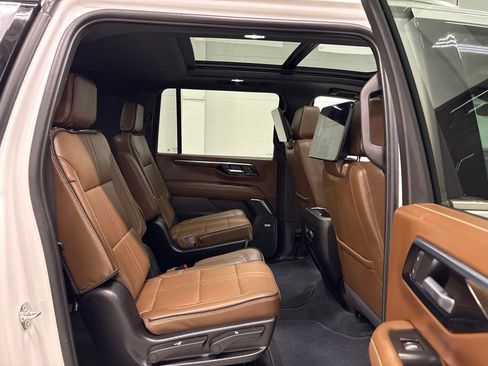 Used 2025 Chevrolet Suburban High Country AWD/4WD image 34