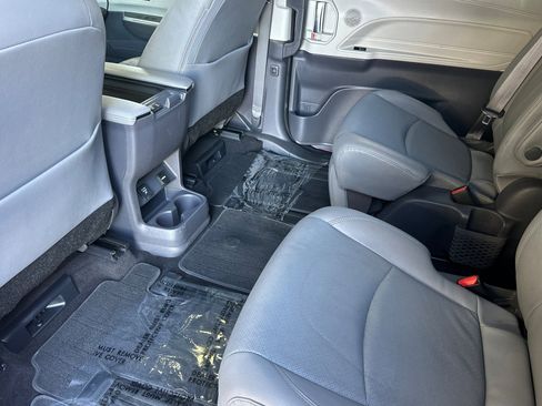 Certified 2021 Toyota Sienna Limited image 11