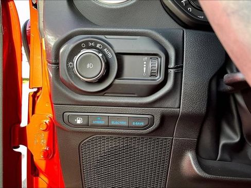 Used 2024 Jeep Wrangler Unlimited Sahara AWD/4WD image 15
