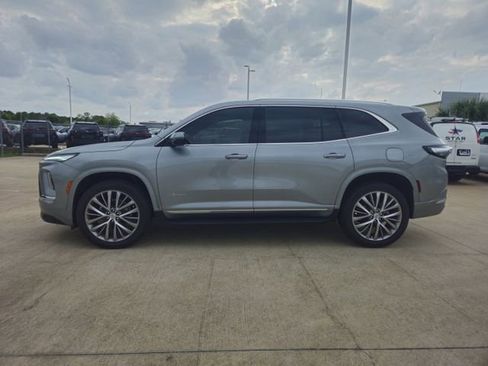 Used 2025 Buick Enclave Avenir AWD/4WD image 4