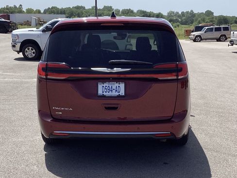 Used 2023 Chrysler Pacifica Touring-L FWD image 5