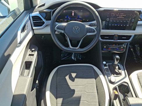 New 2025 Volkswagen Taos SE image 7
