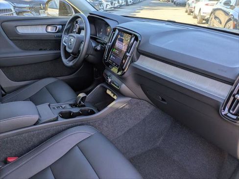 Used 2025 Volvo XC40 B5 Core w/ Protection Package Premier image 28