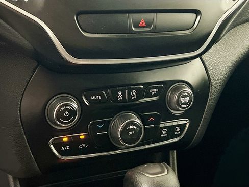 Used 2020 Jeep Cherokee Latitude FWD image 24