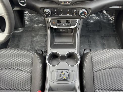 Used 2024 GMC Terrain SLE image 29