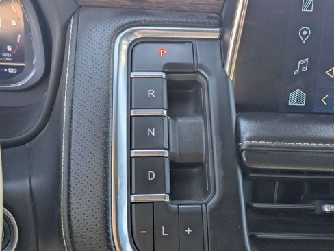 Used 2023 Chevrolet Suburban Premier image 22