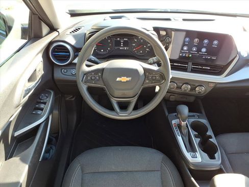 Used 2025 Chevrolet Trax LS image 7