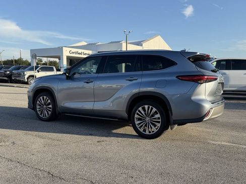 Used 2021 Toyota Highlander Platinum FWD image 7