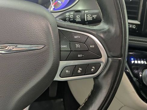 Used 2022 Chrysler Pacifica Touring-L w/ Uconnect Theater Family Group FWD image 18