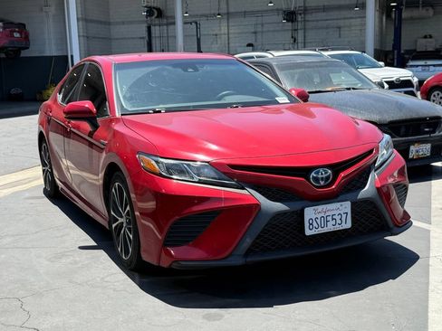 Used 2020 Toyota Camry SE FWD image 2