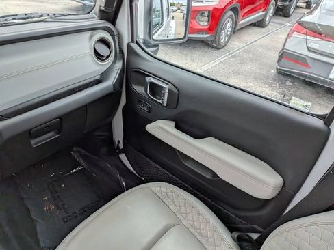 Used 2023 Jeep Gladiator Overland AWD/4WD image 18