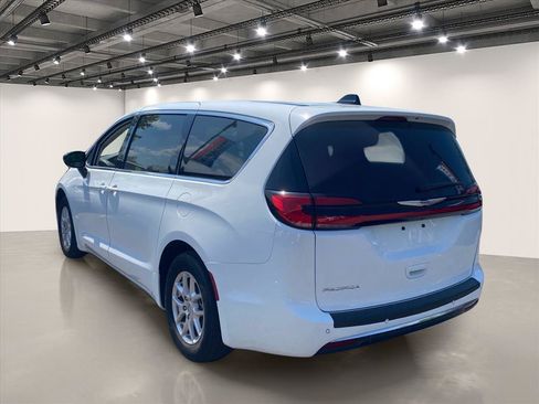 Used 2024 Chrysler Pacifica Touring-L FWD image 5