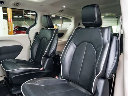 Used 2023 Chrysler Pacifica Limited FWD image 26