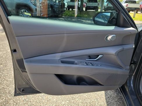 Used 2025 Hyundai Elantra Hybrid FWD image 19