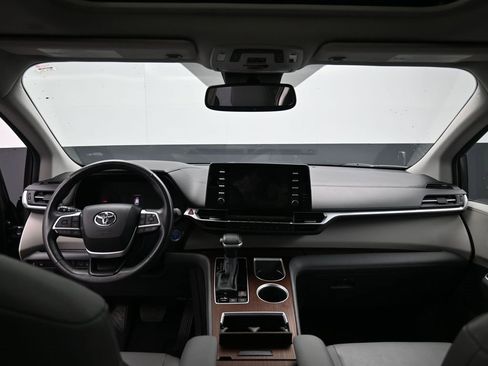 Certified 2024 Toyota Sienna XLE image 27