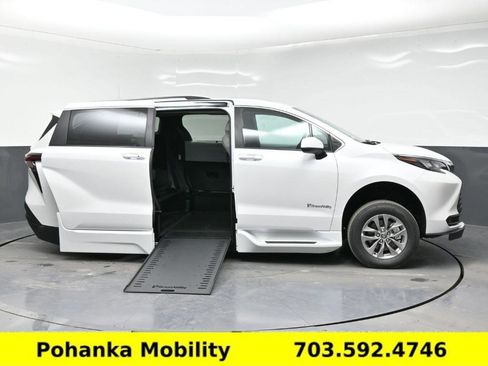 Used 2026 Toyota Sienna XLE FWD image 21