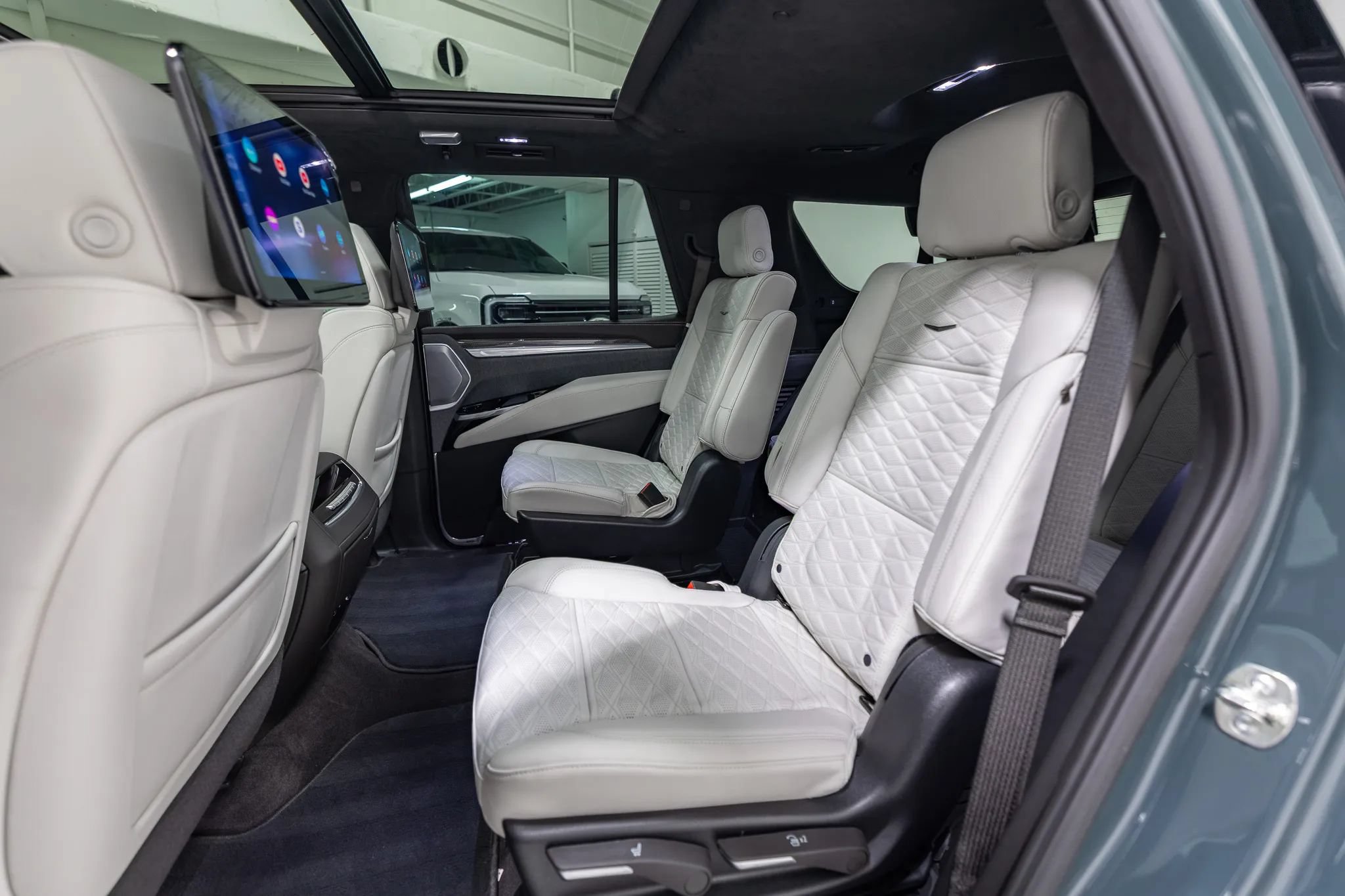 Used 2026 Cadillac Escalade V w/ LPO, ONYX Package AWD/4WD image 37