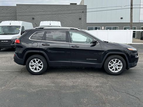 Used 2016 Jeep Cherokee Latitude FWD image 2
