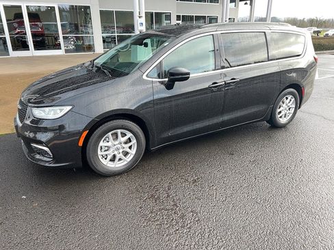 Used 2022 Chrysler Pacifica Touring-L image 2