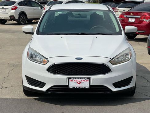 Used 2018 Ford Focus SE FWD image 2