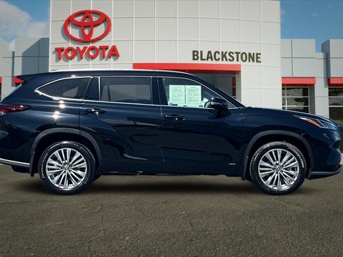 Certified 2026 Toyota Highlander Platinum AWD/4WD image 2