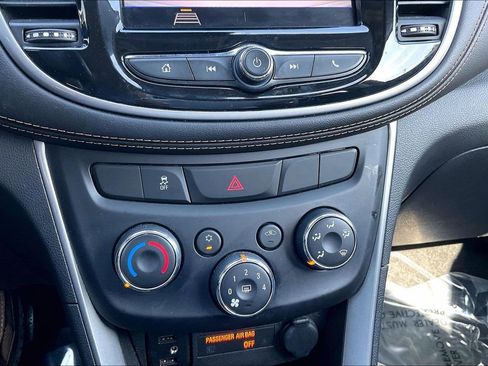 Used 2020 Chevrolet Trax LT w/ LT Convenience Package FWD image 30