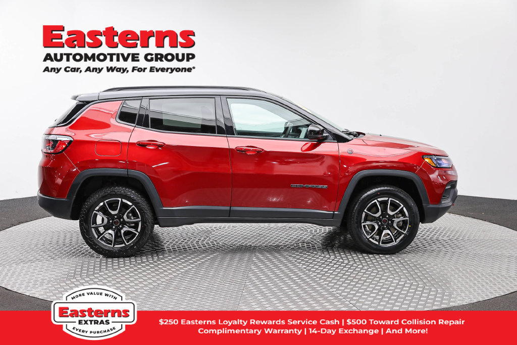 Used 2025 Jeep Compass Trailhawk AWD/4WD image 5