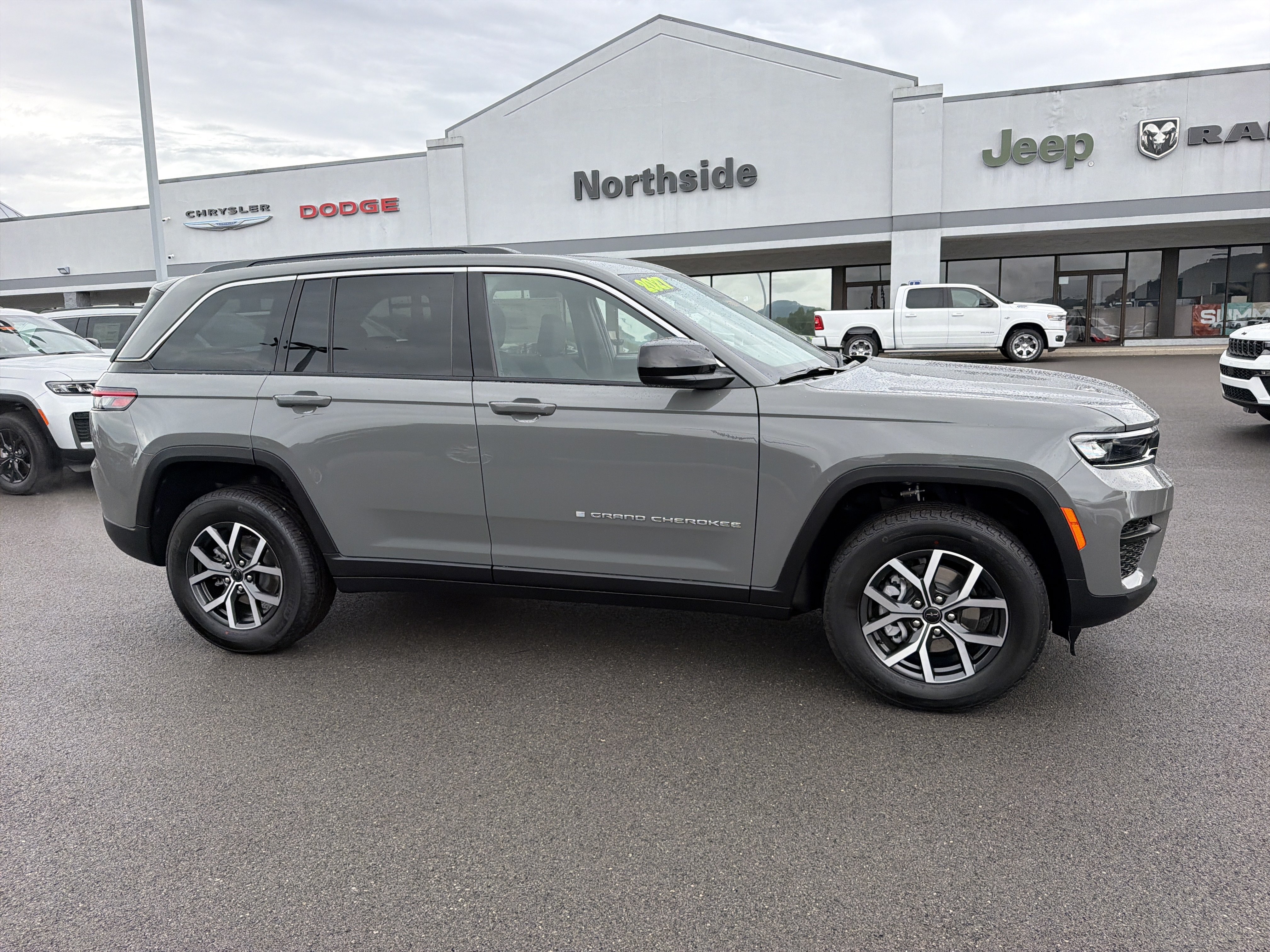 New 2027 Jeep Grand Cherokee Laredo X AWD/4WD image 5