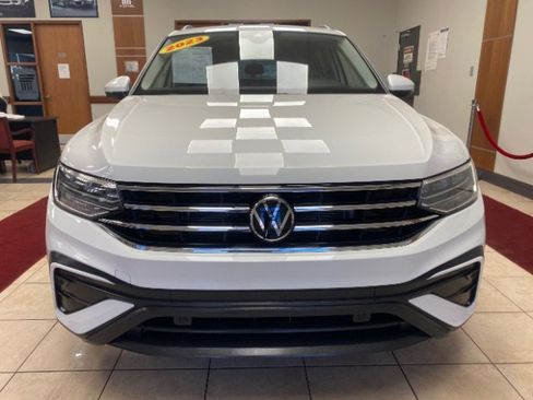 Used 2023 Volkswagen Tiguan SE w/ Panoramic Sunroof Package image 7