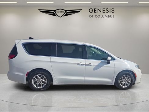 Used 2023 Chrysler Pacifica Touring-L FWD image 6