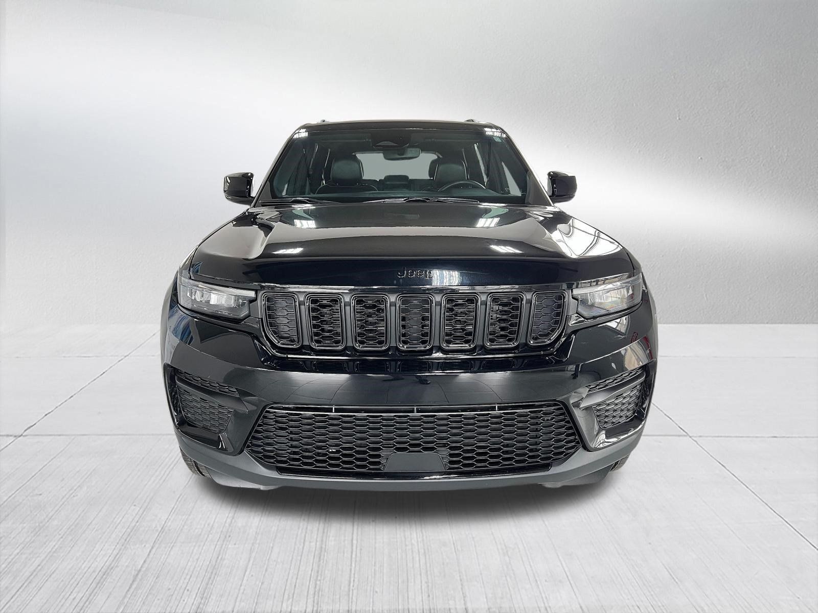 Used 2023 Jeep Grand Cherokee Altitude AWD/4WD image 2