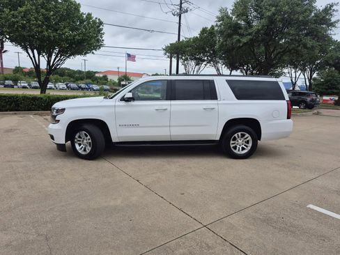 Used 2018 Chevrolet Suburban LT image 2