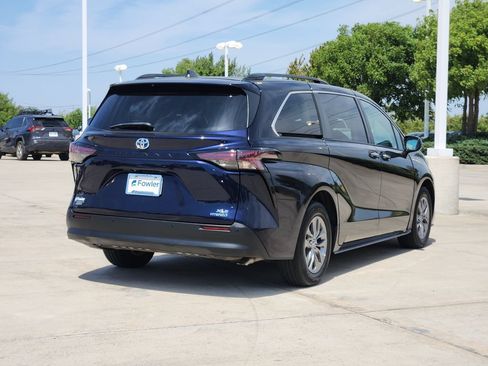 Used 2023 Toyota Sienna XLE w/ XLE Plus Package AWD/4WD image 7