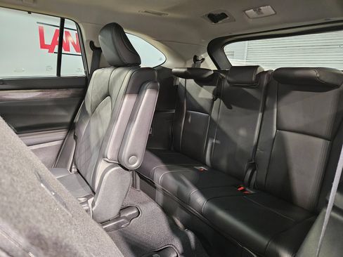 Used 2023 Toyota Highlander Platinum FWD image 39