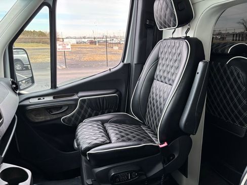 Used 2019 Mercedes-Benz Sprinter 170 w/ Driver Convenience Package image 30