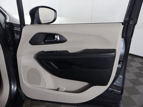 Used 2023 Chrysler Pacifica Touring-L FWD image 24