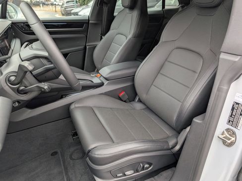 Used 2025 Porsche Macan 4 Electric image 5