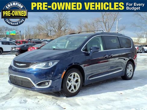 Used 2017 Chrysler Pacifica Touring-L Plus w/ Tire & Wheel Group image 1
