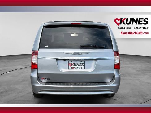 Used 2014 Chrysler Town & Country Touring FWD image 8