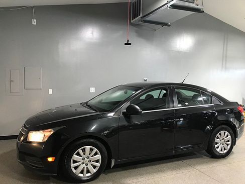 Used 2011 Chevrolet Cruze LS FWD image 5