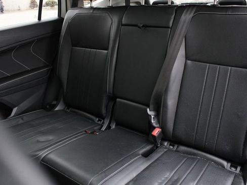 Used 2024 Volkswagen Tiguan SE w/ Panoramic Sunroof Package image 23