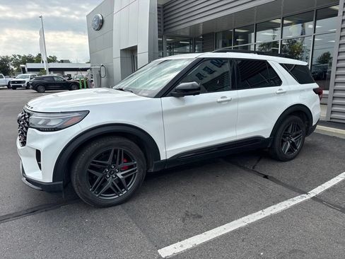 Used 2025 Ford Explorer ST AWD/4WD image 1