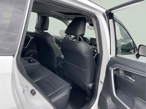 Used 2019 Toyota RAV4 XLE Premium w/ Cold Weather Package AWD/4WD image 18