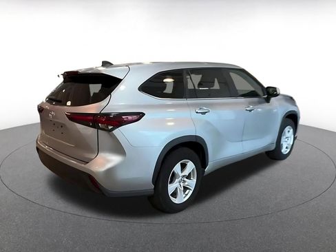 Used 2025 Toyota Highlander LE FWD image 15