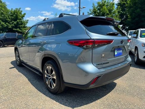 Used 2022 Toyota Highlander XLE AWD/4WD image 4