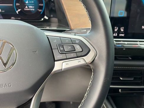 Used 2024 Volkswagen Atlas SE w/ Panoramic Sunroof Package FWD image 23