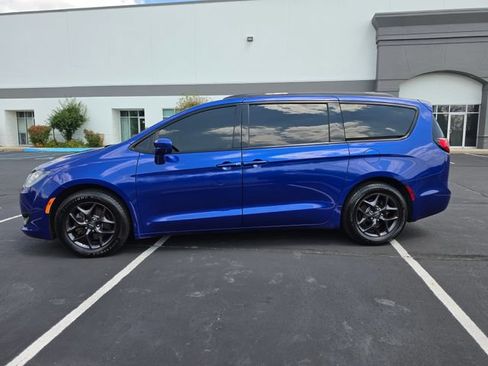 Used 2018 Chrysler Pacifica Touring-L Plus w/ S Appearance Package FWD image 13